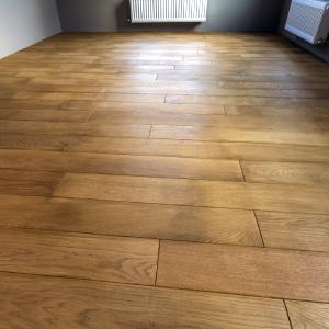 Pose de parquet de salon réalisée par Carreleur Angers.