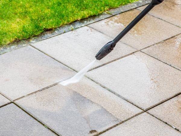 Une terrasse réalisée par l'Artisan Carreleur d'Angers passée au karcher.