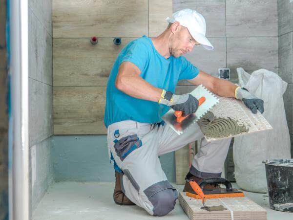 Un artisan carreleur à Angers rénove une salle de bains.